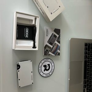 Aluminium-Matte White : Cash Strap Ridge Wallet